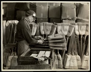 Blinde man labelt bezems in het Bourne Memorial Building, New York, 1935